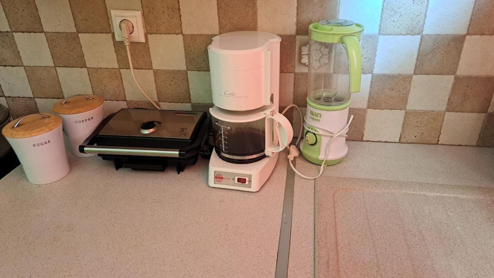 Central location! Spacious 2 bdrm with balcony