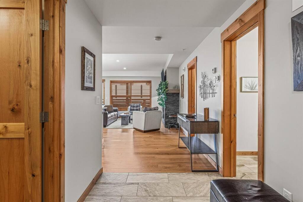 Spring Creek Spacious Luxury King One Bedroom plus Den at White Spruce Lodge