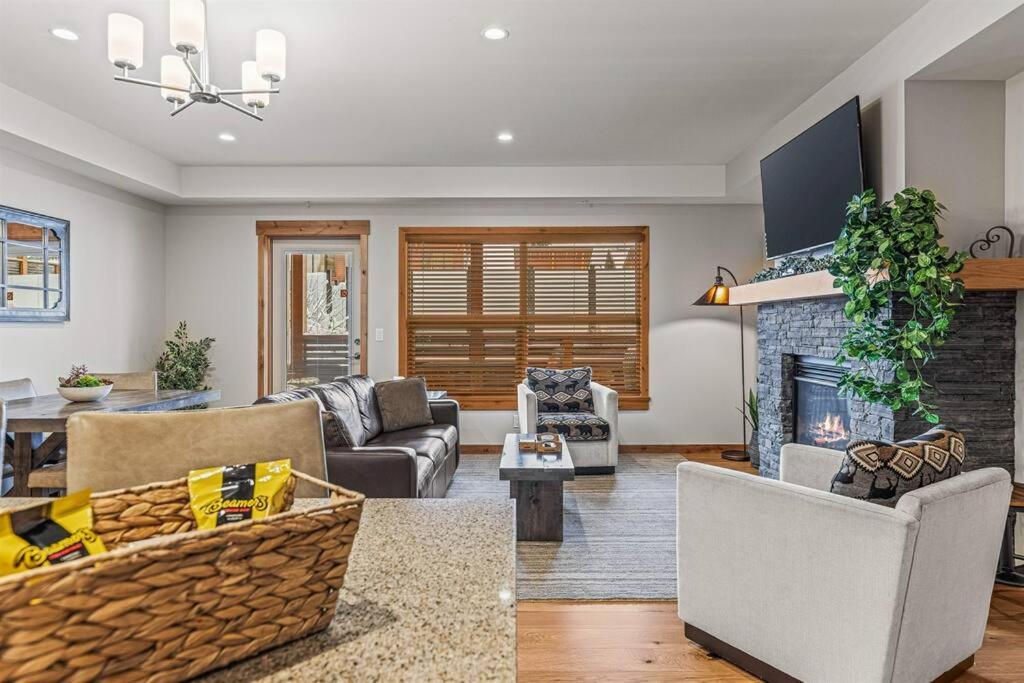 Spring Creek Spacious Luxury King One Bedroom plus Den at White Spruce Lodge