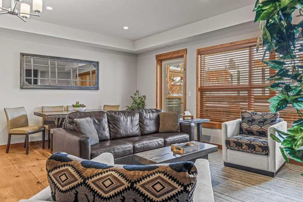 Spring Creek Spacious Luxury King One Bedroom plus Den at White Spruce Lodge