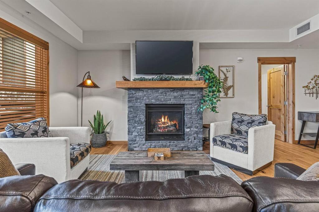 Spring Creek Spacious Luxury King One Bedroom plus Den at White Spruce Lodge