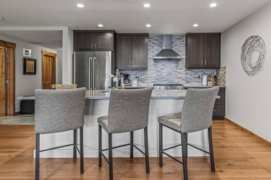 Spring Creek Spacious Luxury King One Bedroom plus Den at White Spruce Lodge