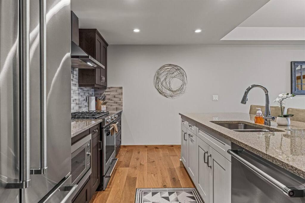 Spring Creek Spacious Luxury King One Bedroom plus Den at White Spruce Lodge