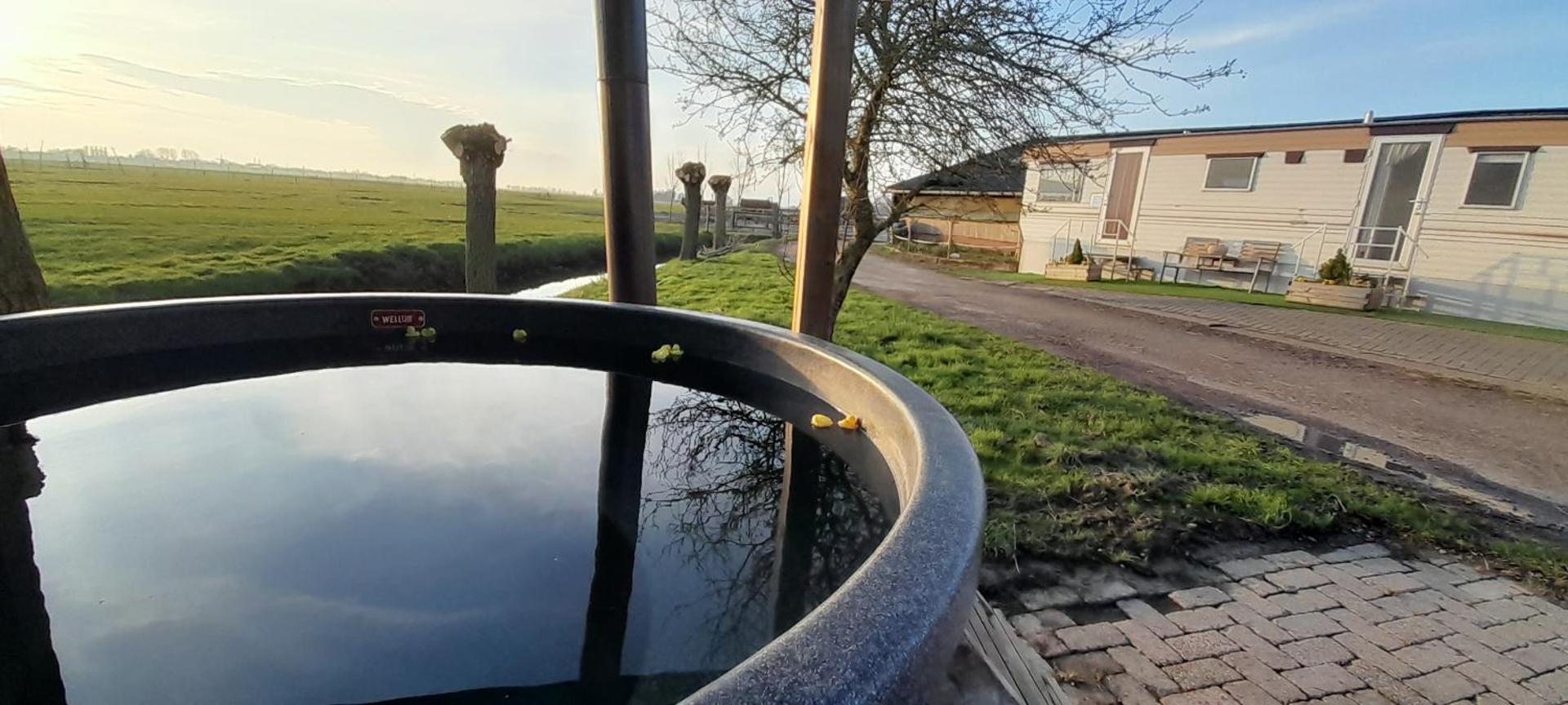 Stacaravan op de paardenboerderij Sneek