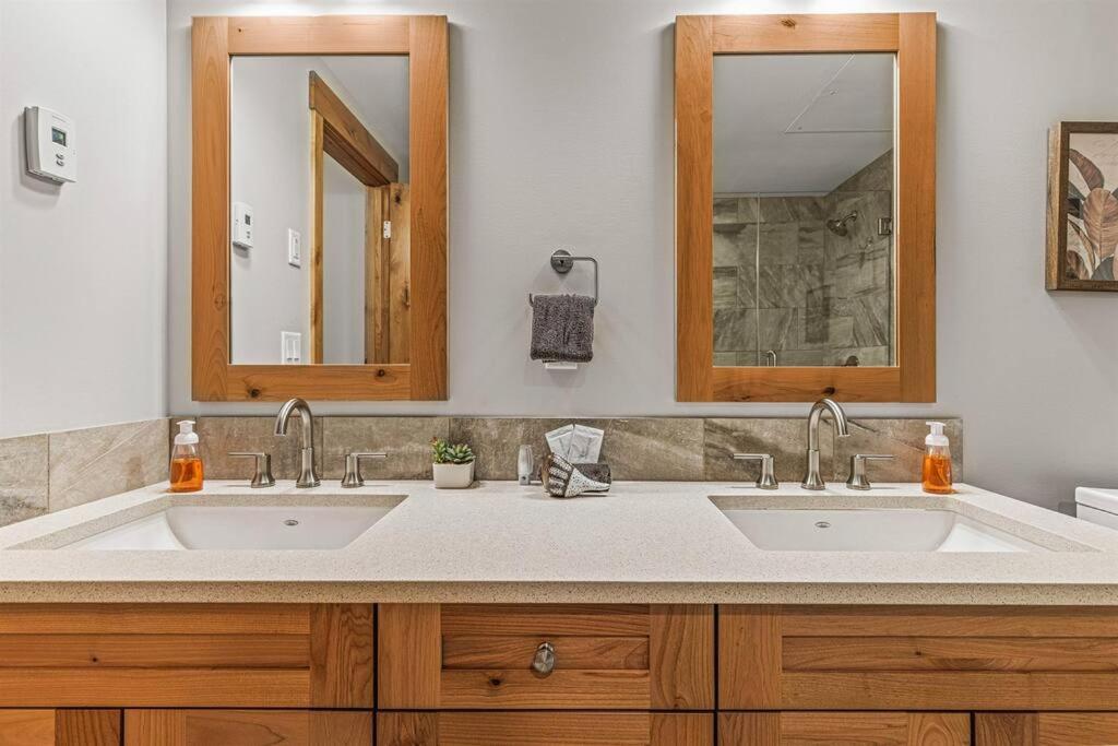 Spring Creek Spacious Luxury King One Bedroom plus Den at White Spruce Lodge