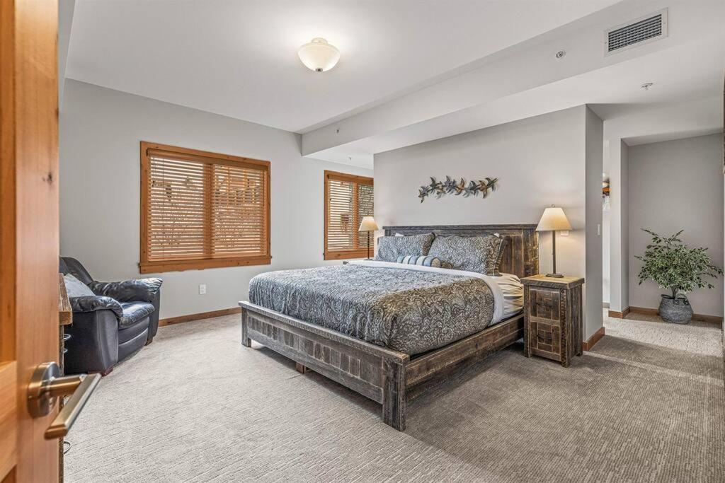 Spring Creek Spacious Luxury King One Bedroom plus Den at White Spruce Lodge