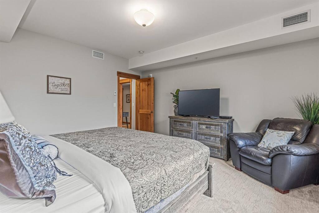 Spring Creek Spacious Luxury King One Bedroom plus Den at White Spruce Lodge