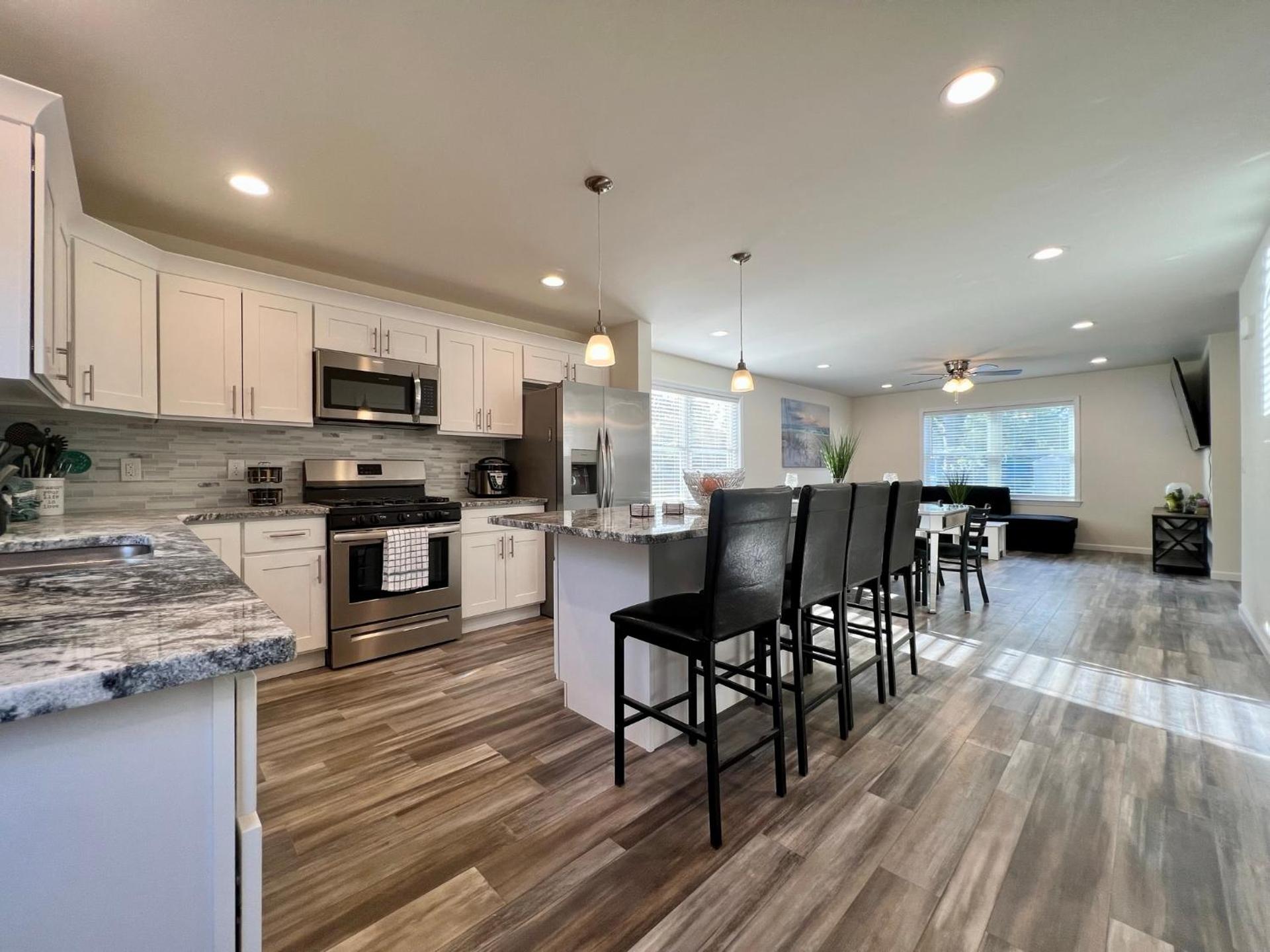 Beach House Cape May just 1 block from the Bay & a Short 5 minutes walk, Sleeps 19