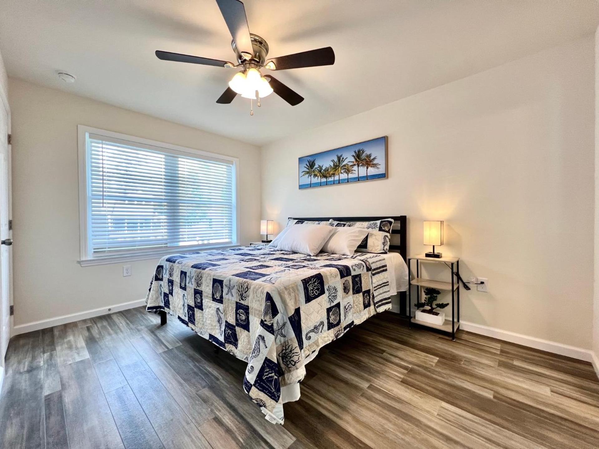 Beach House Cape May just 1 block from the Bay & a Short 5 minutes walk, Sleeps 19