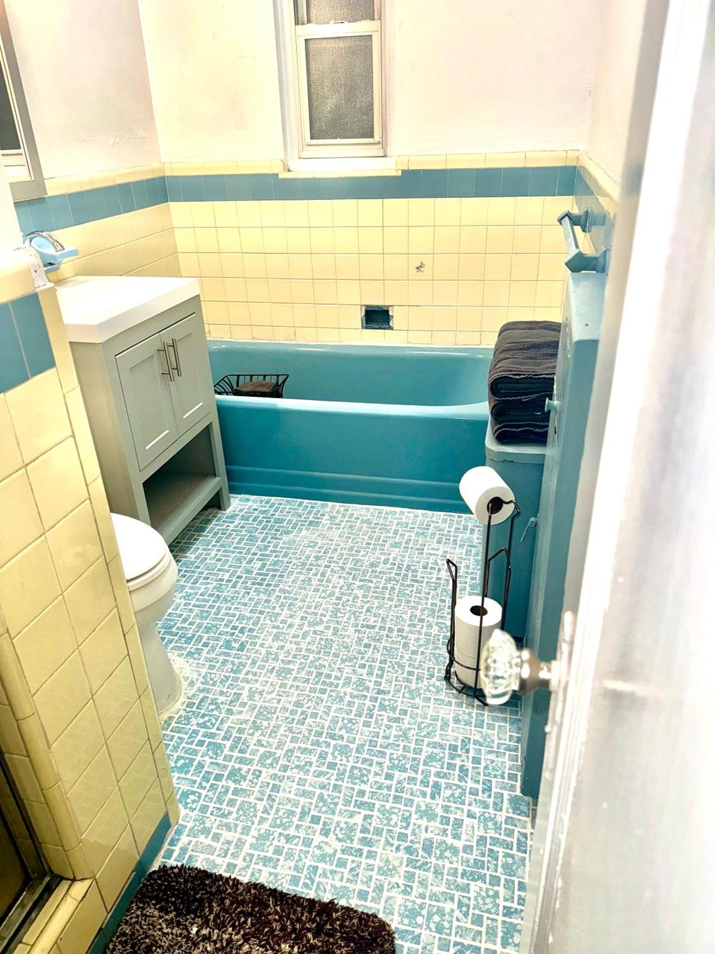 LGA airport 3 mins, Vacation 3 BR Duplex House, Parking and private backyard, 9mins subway!