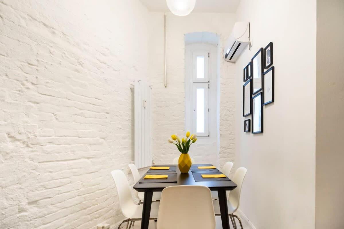 Cosy Three BR Two BTH plus AC plus Self CheckIn plus Street Parking