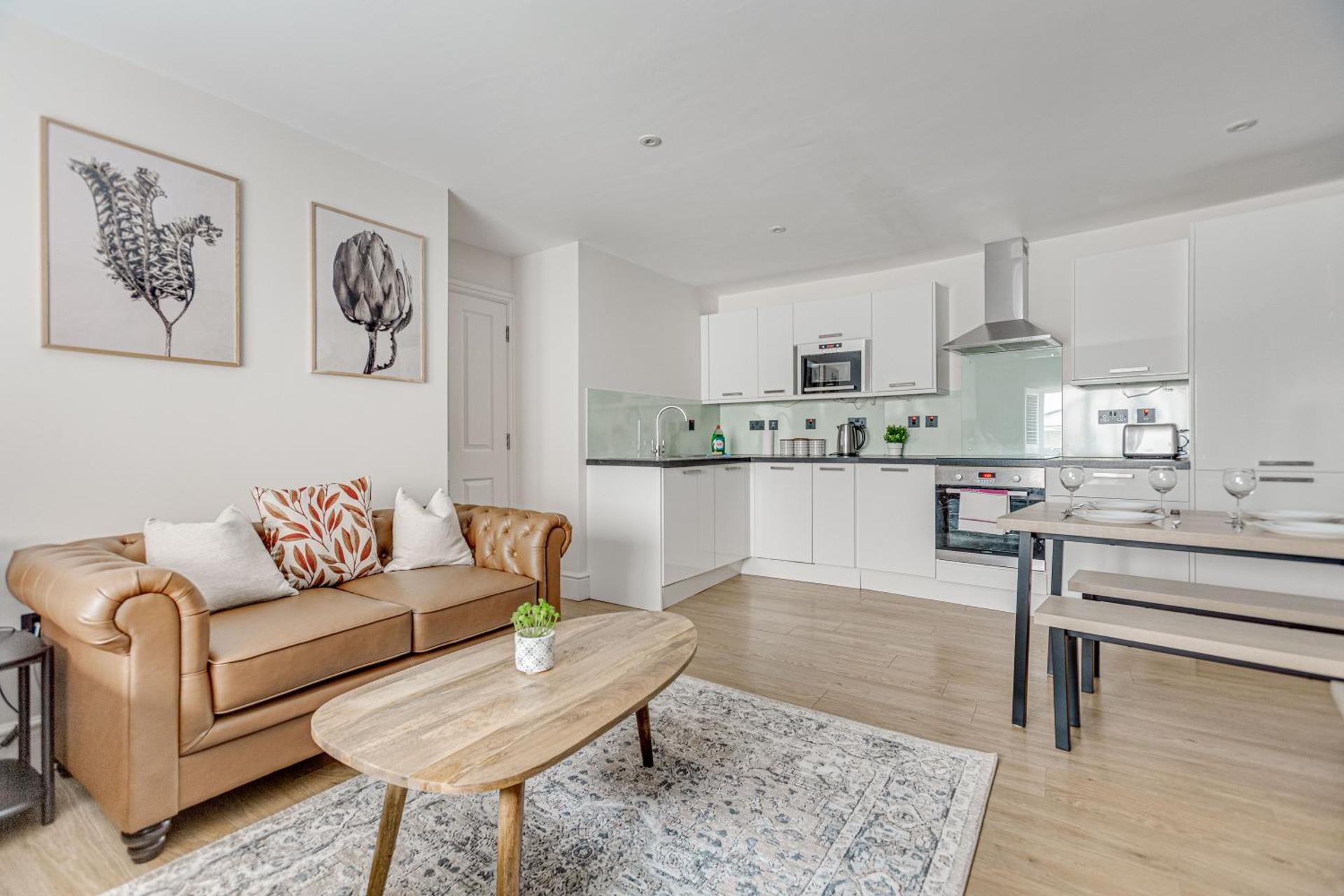 Modern 1 BR apt near town centre, perfect for long stays