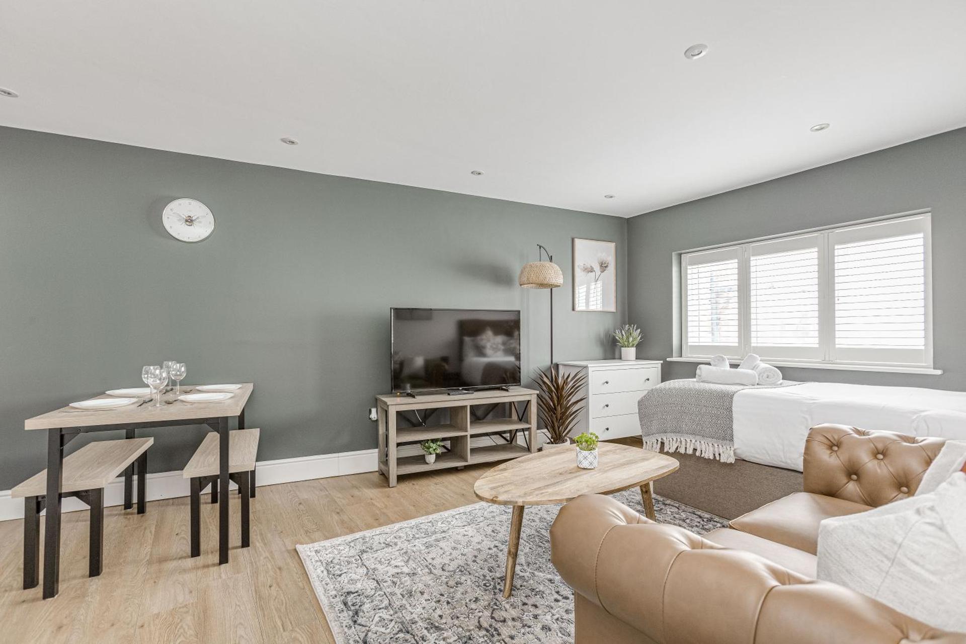 Modern 1 BR apt near town centre, perfect for long stays