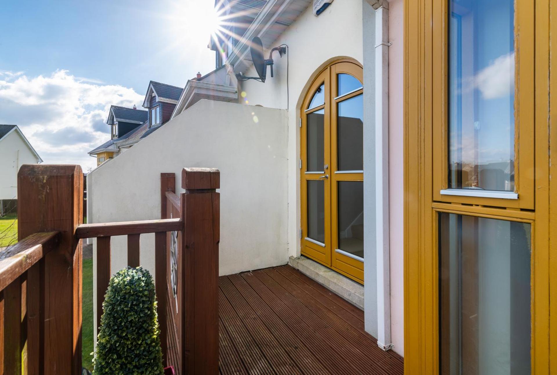 Shannonside - Stylish 5 Bed Marina home & 40ft mooring