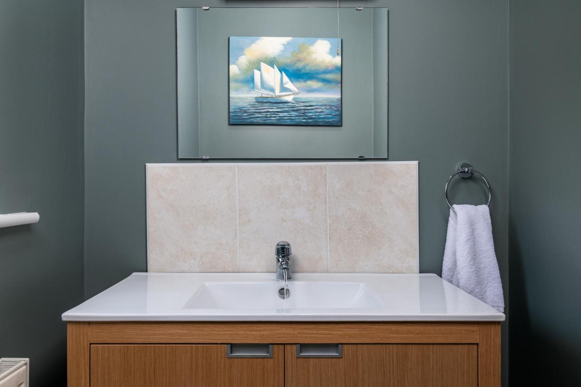 Shannonside - Stylish 5 Bed Marina home & 40ft mooring