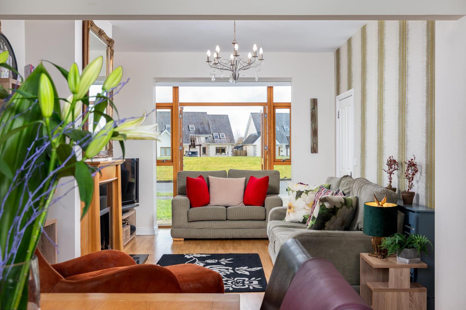 Shannonside - Stylish 5 Bed Marina home & 40ft mooring