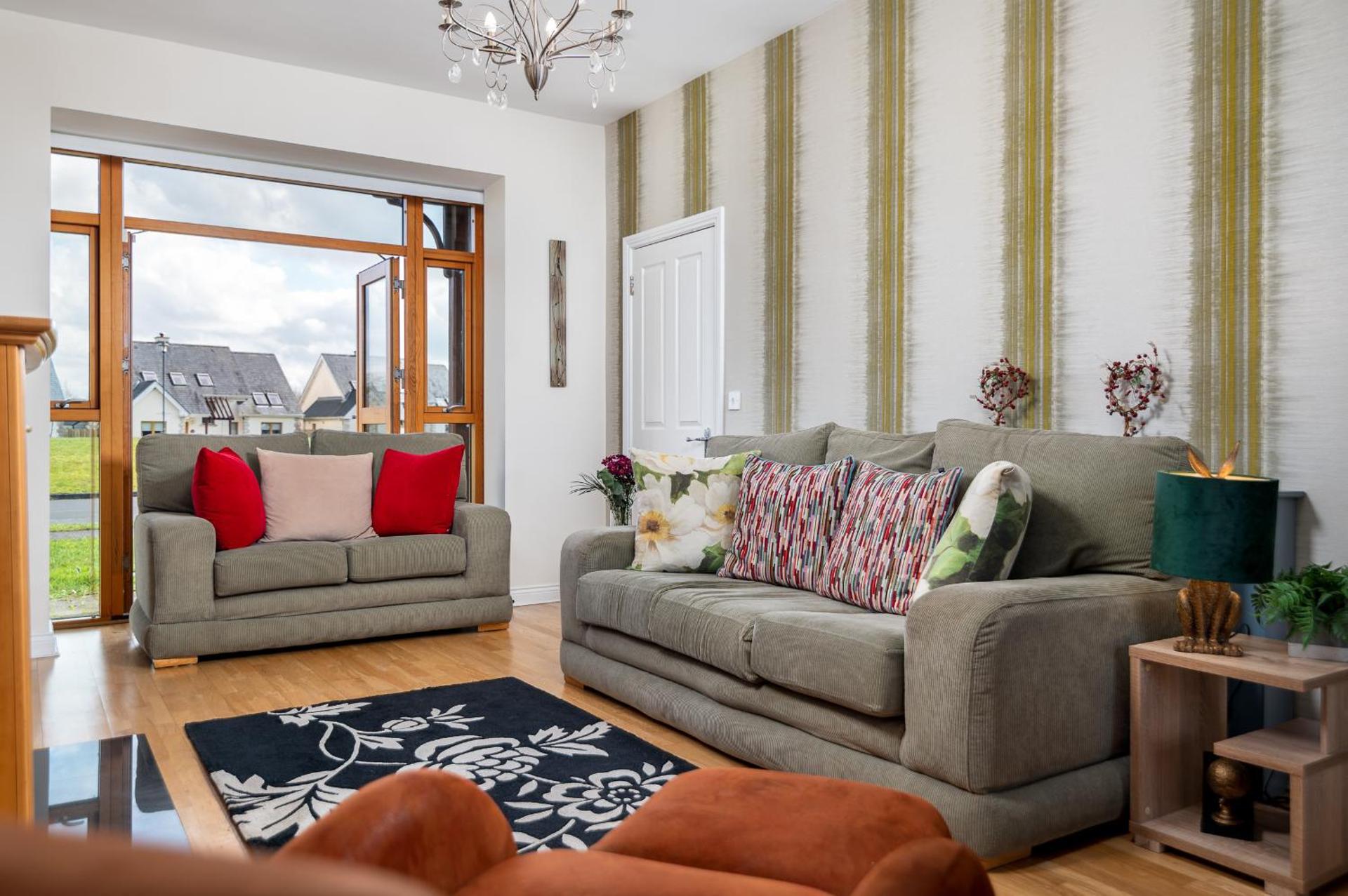 Shannonside - Stylish 5 Bed Marina home & 40ft mooring