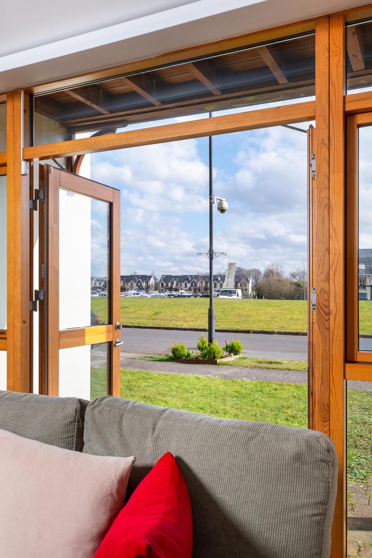 Shannonside - Stylish 5 Bed Marina home & 40ft mooring