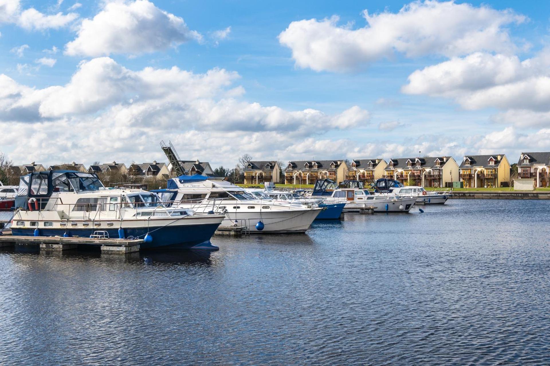 Shannonside - Stylish 5 Bed Marina home & 40ft mooring