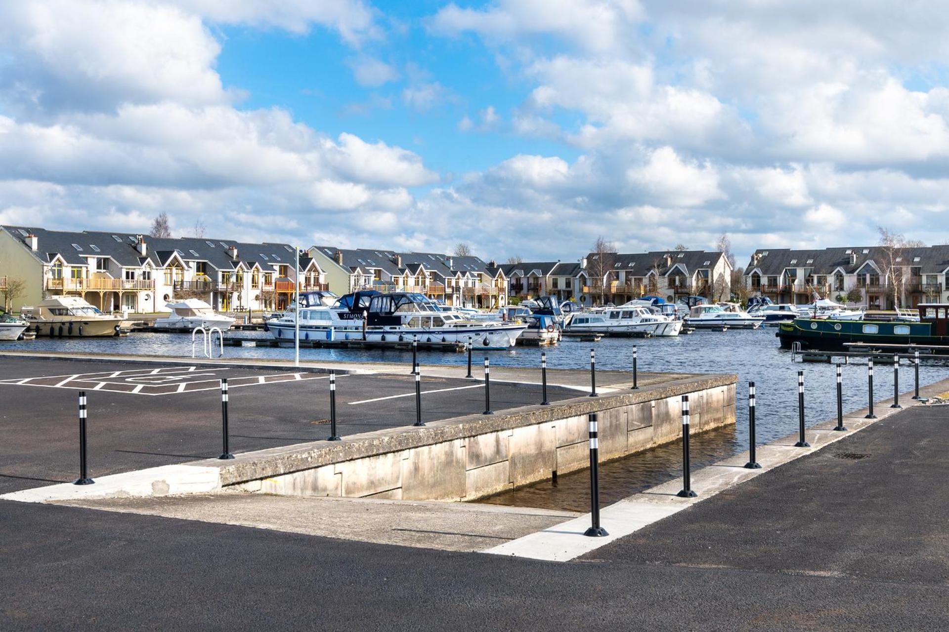 Shannonside - Stylish 5 Bed Marina home & 40ft mooring