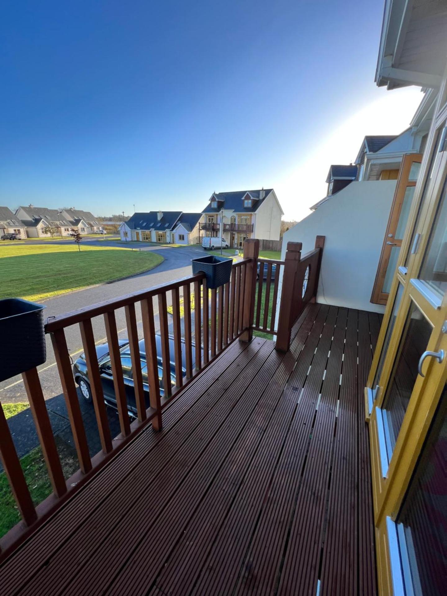 Shannonside - Stylish 5 Bed Marina home & 40ft mooring