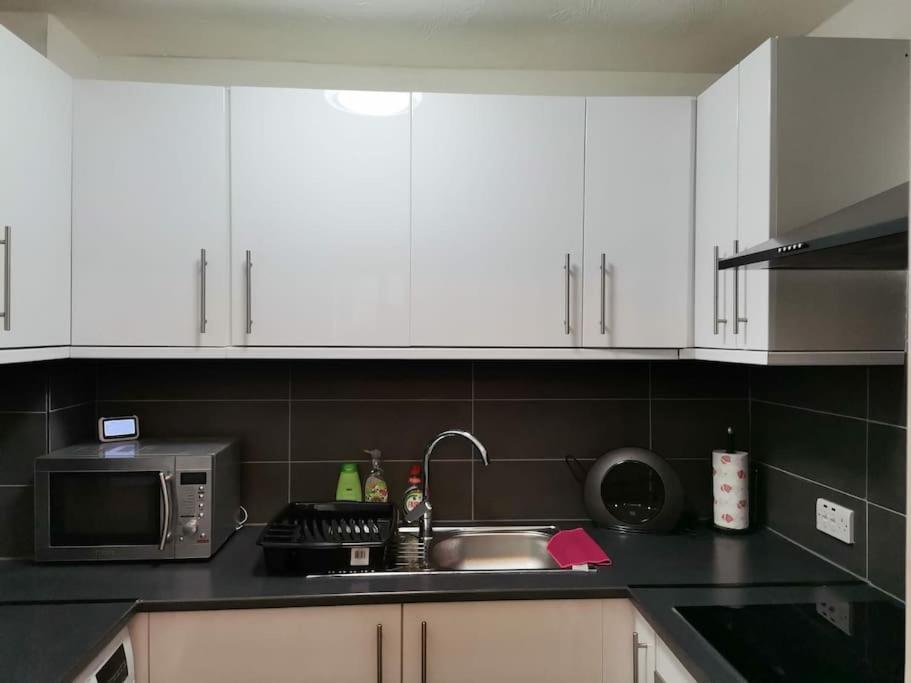 Newly Renovated Cosy 1 bed flat, 4 minutes walk to Town Centre, 3 minutes walk to the train station, Free parking, Modern, fresh and spacious living room, Netflix ready smart TV, Wifi