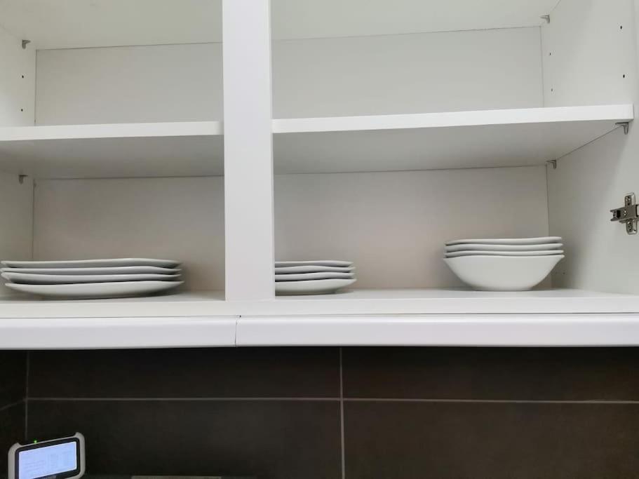 Newly Renovated Cosy 1 bed flat, 4 minutes walk to Town Centre, 3 minutes walk to the train station, Free parking, Modern, fresh and spacious living room, Netflix ready smart TV, Wifi