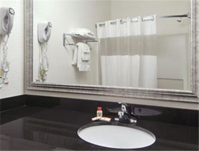 Super 8 by Wyndham Bowling Green North