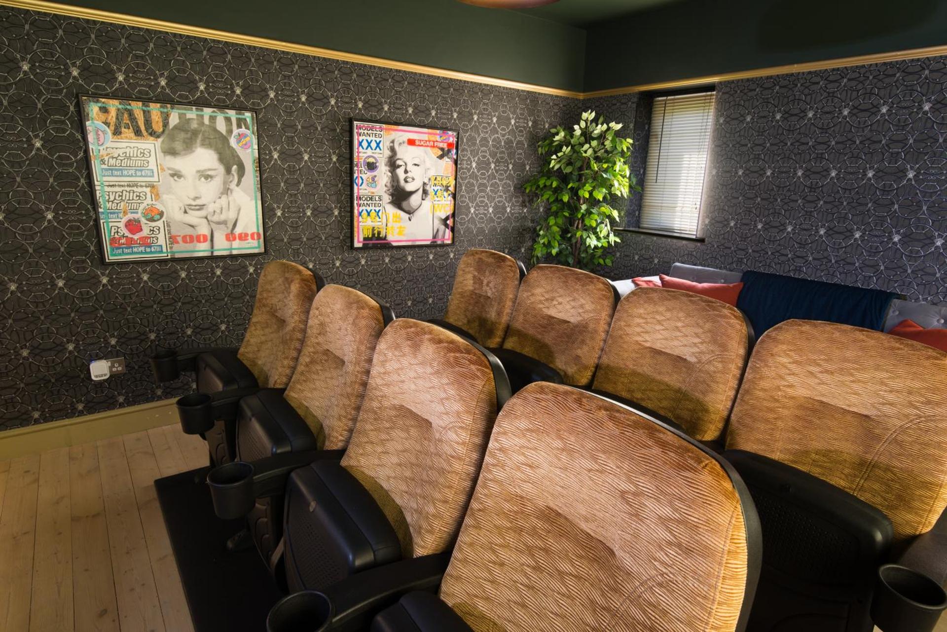 Deluxe 4 or 5 Bed House with Hot Tub, Cinema Room Sleeps 15