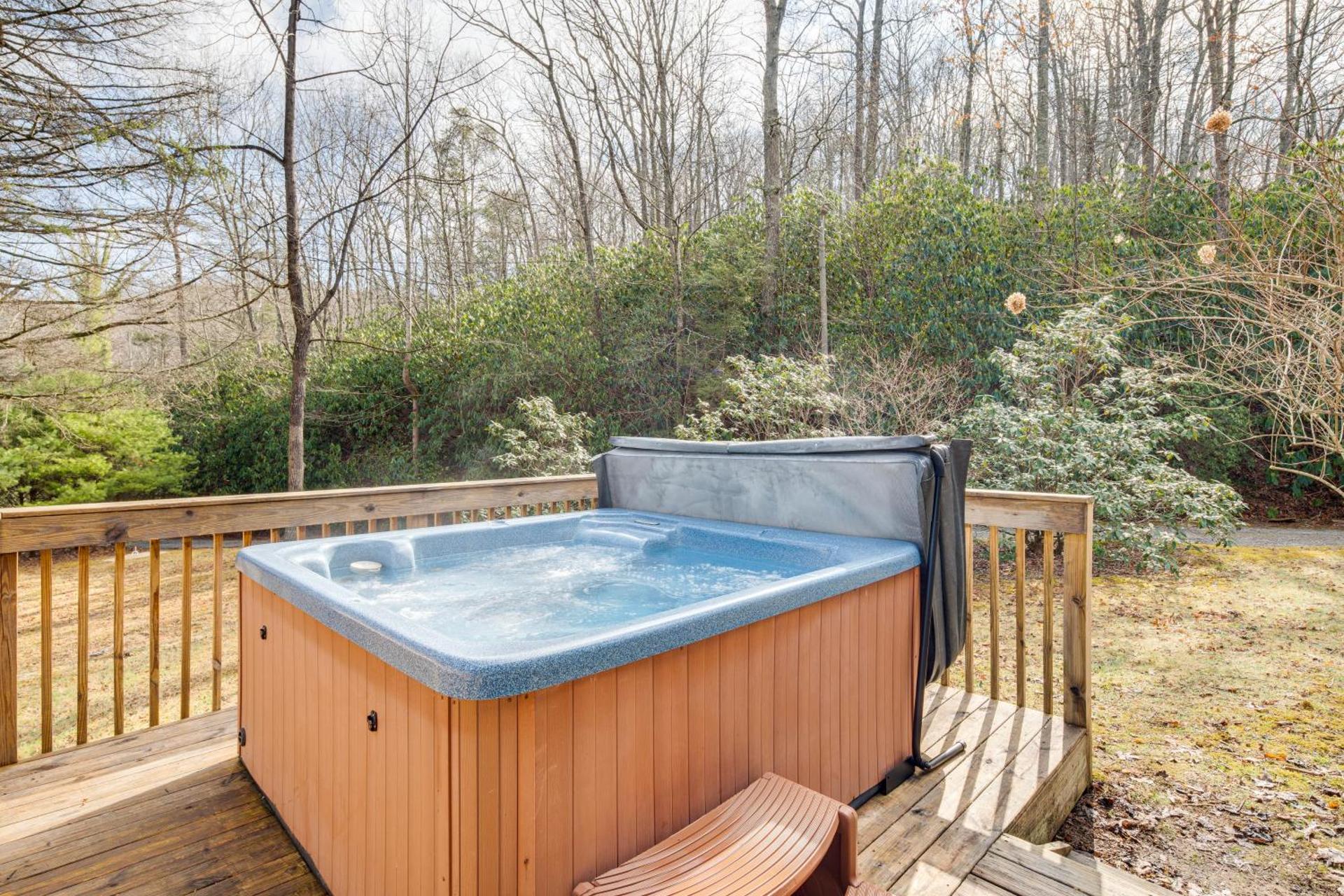 Peaceful Hendersonville Cabin - Hot Tub and Fire Pit