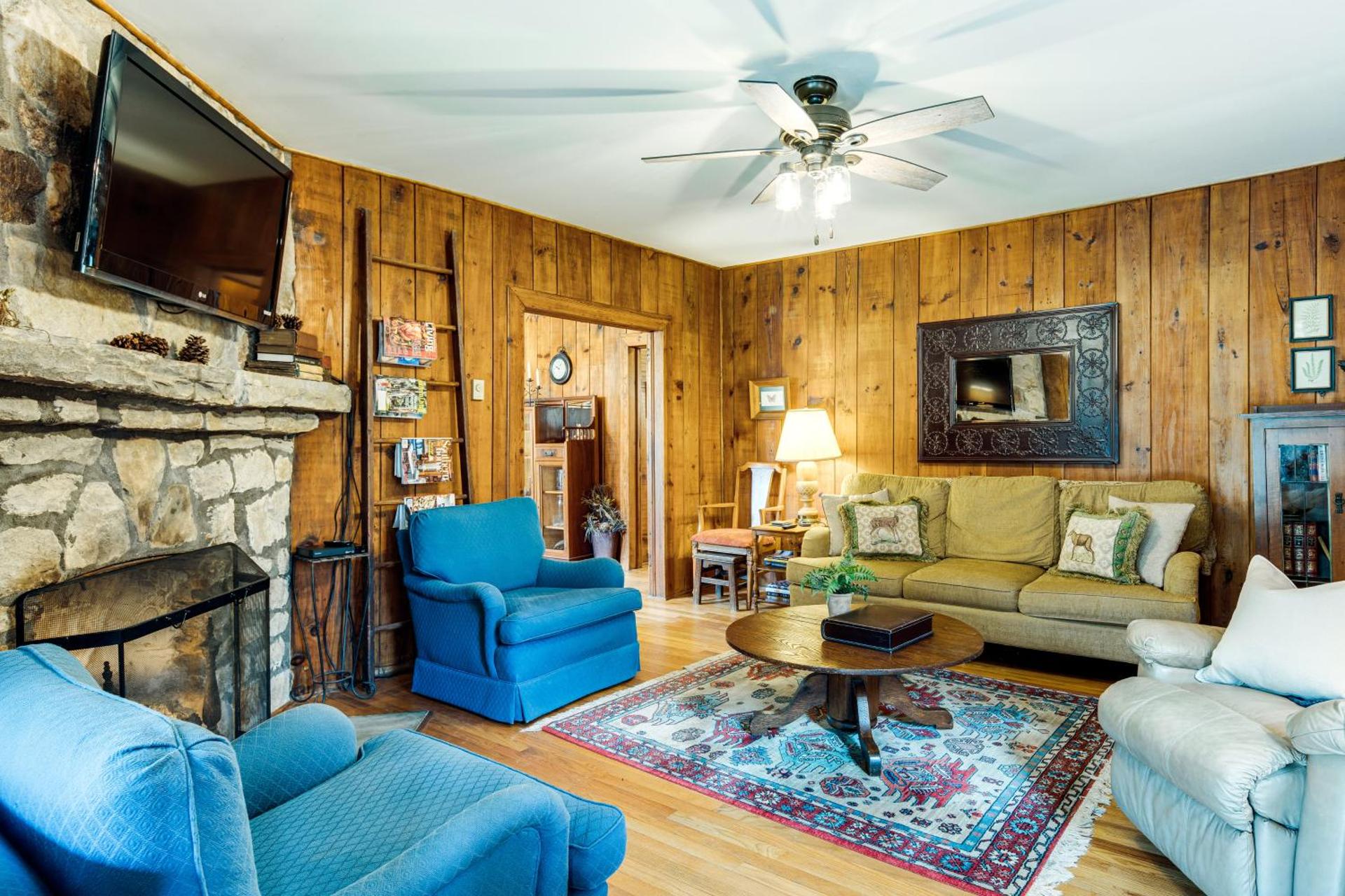 Peaceful Hendersonville Cabin - Hot Tub and Fire Pit