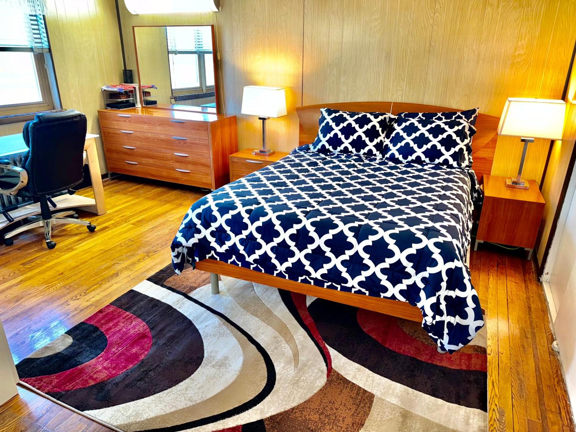 LGA airport 3 mins, Vacation 3 BR Duplex House, Parking and private backyard, 9mins subway!