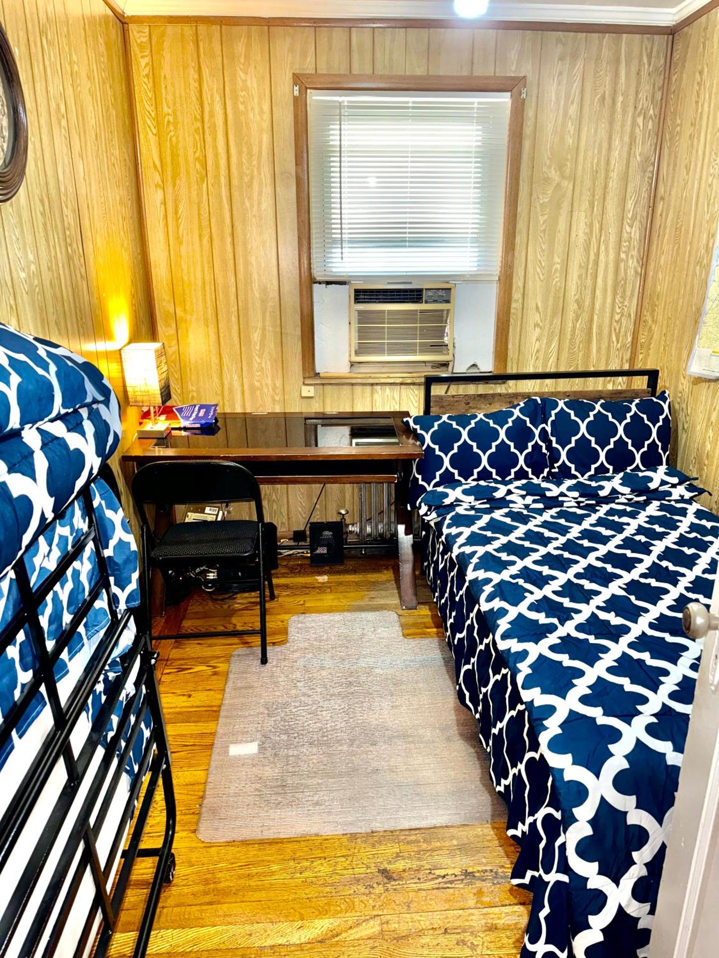 LGA airport 3 mins, Vacation 3 BR Duplex House, Parking and private backyard, 9mins subway!