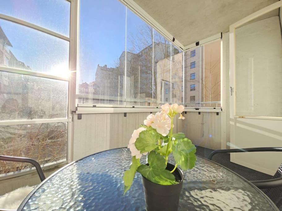 Modern One-Bedroom with glazed sun balcony, 350m metro