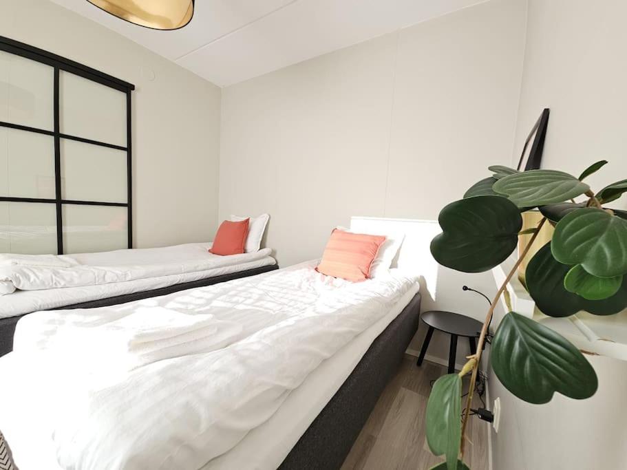 Modern One-Bedroom with glazed sun balcony, 350m metro