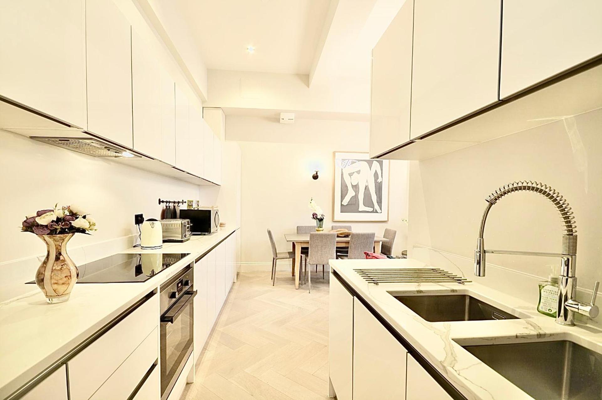 Fulham Townhouse, 2 Baths, Parking, Breakfast