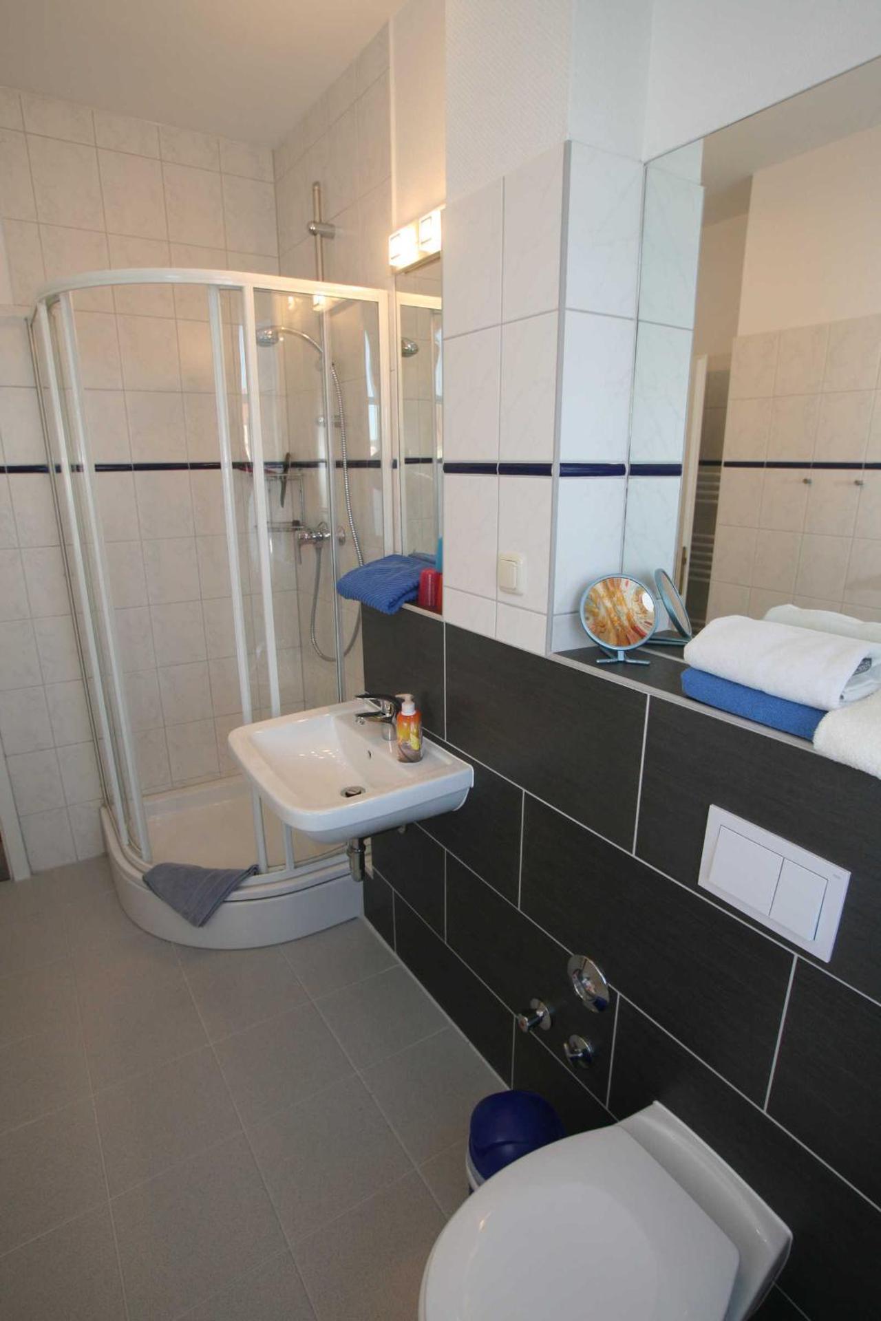 Two-Bedroom Apartment with Shower 