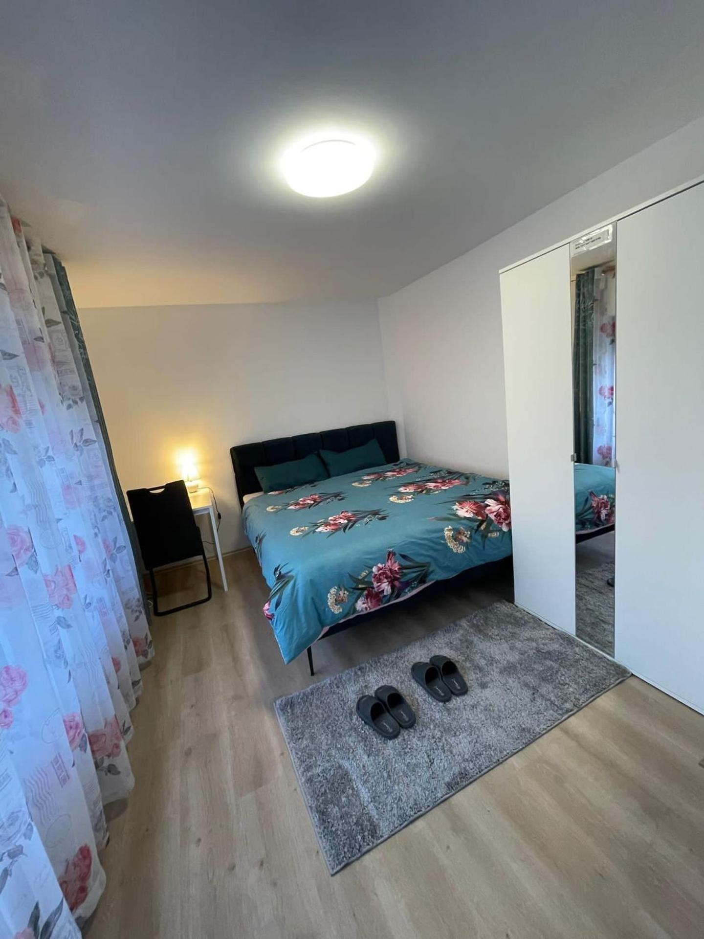 Luis Zimmer Wohnung Rüsselsheim O1