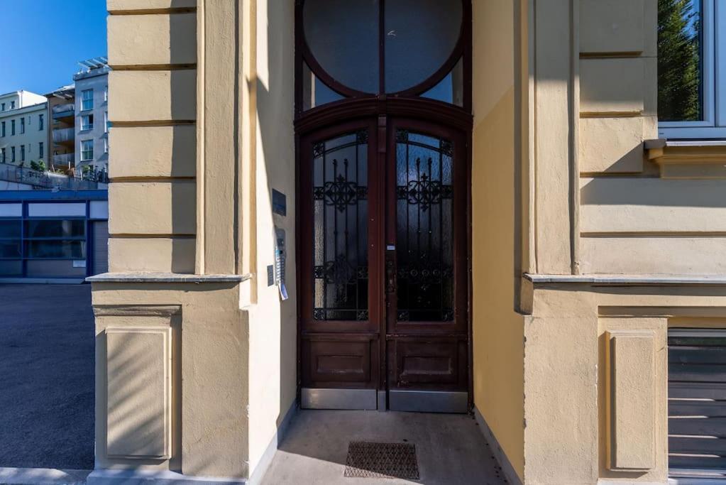 Lite 1BR Near Metro & Center by HM