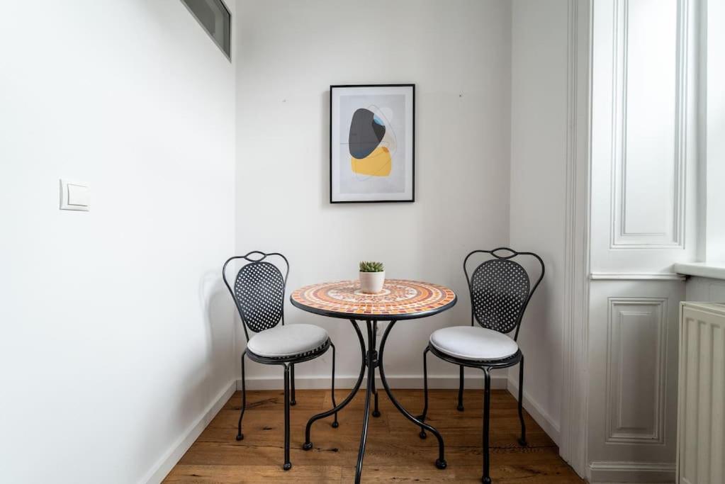 Lite 1BR Near Metro & Center by HM