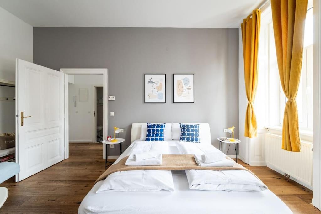 Lite 1BR Near Metro & Center by HM