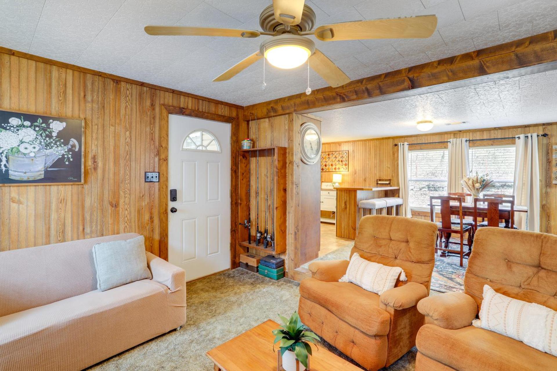 Heber Springs Cabin with Deck 3 Mi to Sugarloaf Mtn