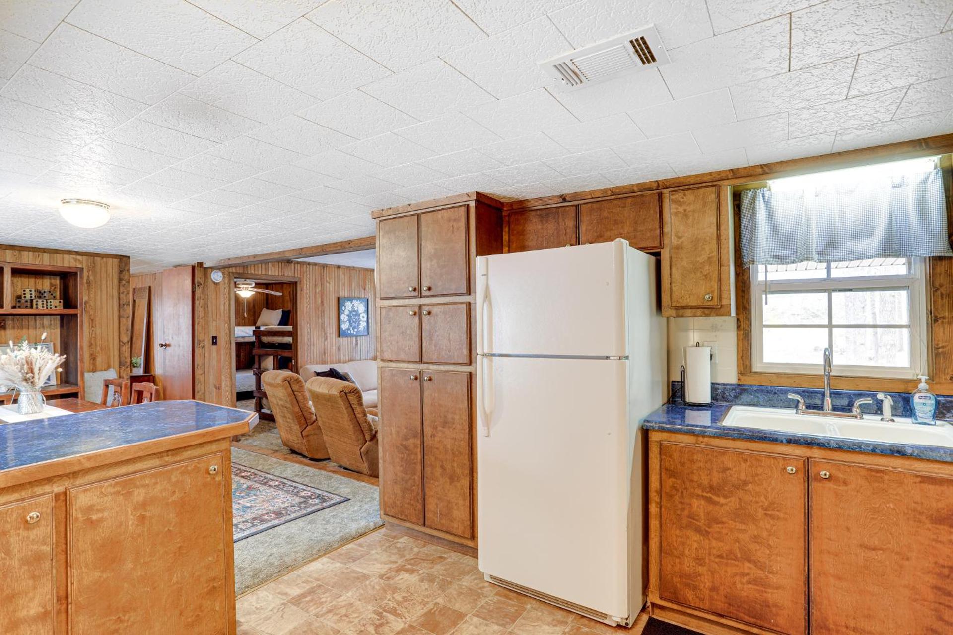 Heber Springs Cabin with Deck 3 Mi to Sugarloaf Mtn