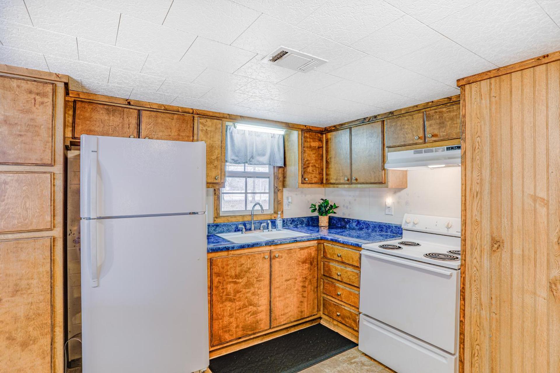 Heber Springs Cabin with Deck 3 Mi to Sugarloaf Mtn