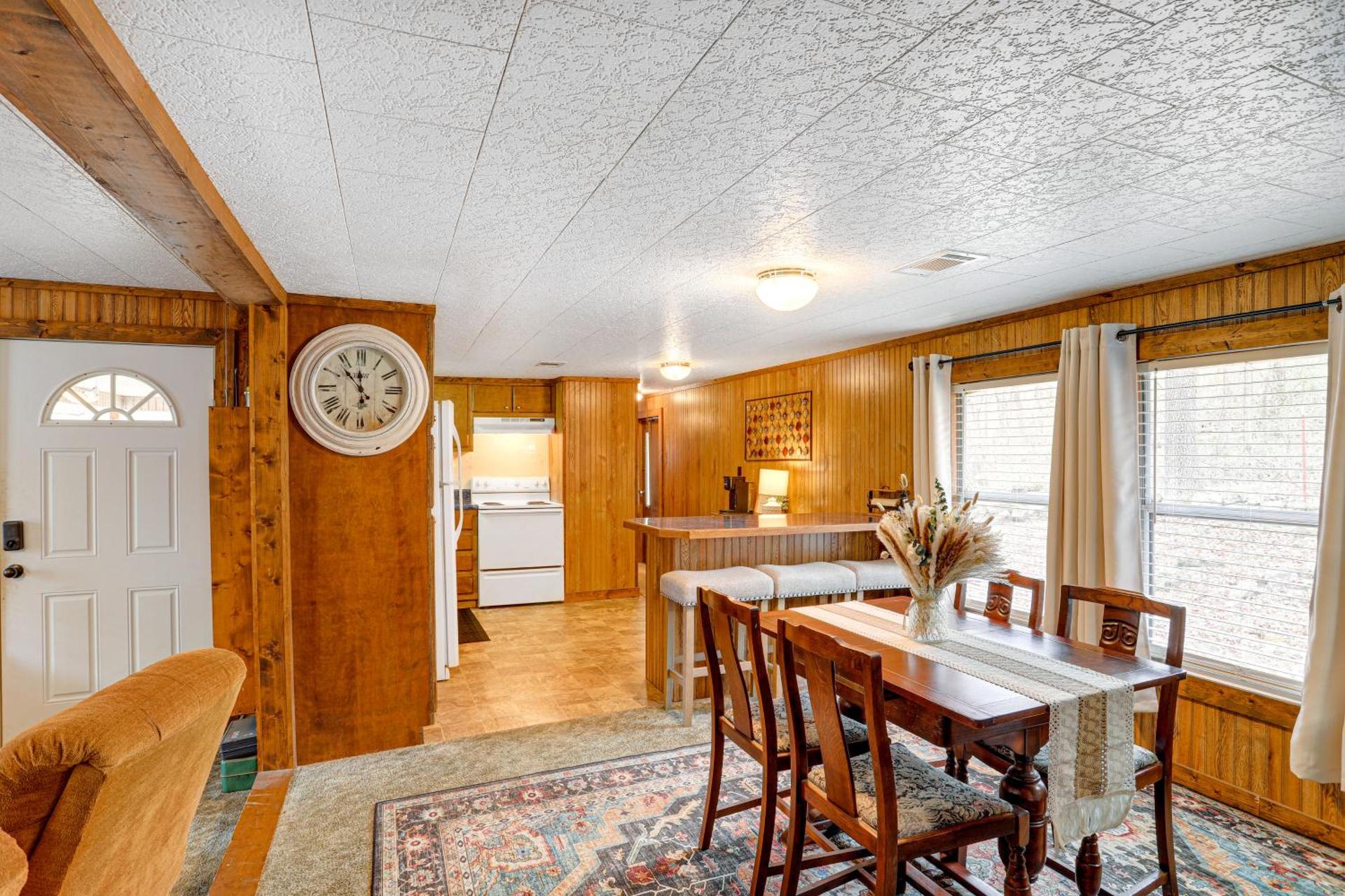 Heber Springs Cabin with Deck 3 Mi to Sugarloaf Mtn