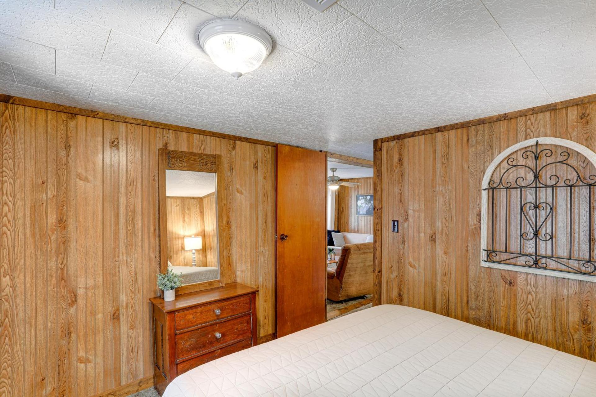 Heber Springs Cabin with Deck 3 Mi to Sugarloaf Mtn