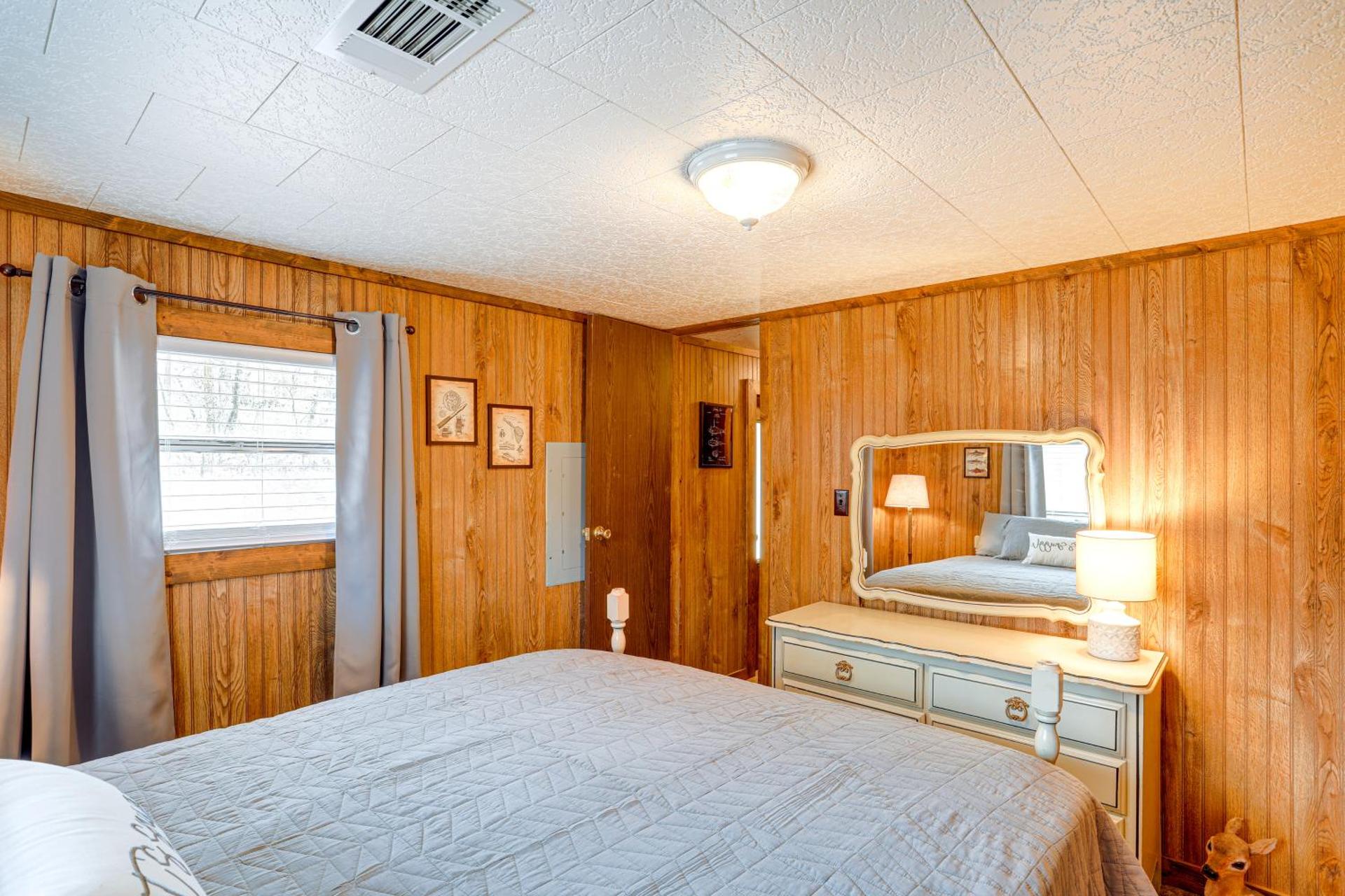 Heber Springs Cabin with Deck 3 Mi to Sugarloaf Mtn