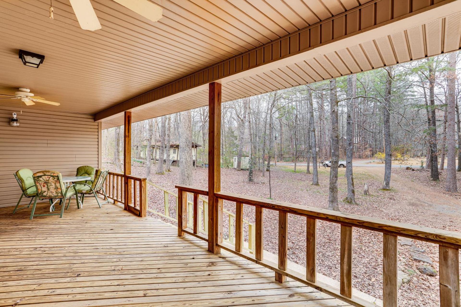 Heber Springs Cabin with Deck 3 Mi to Sugarloaf Mtn