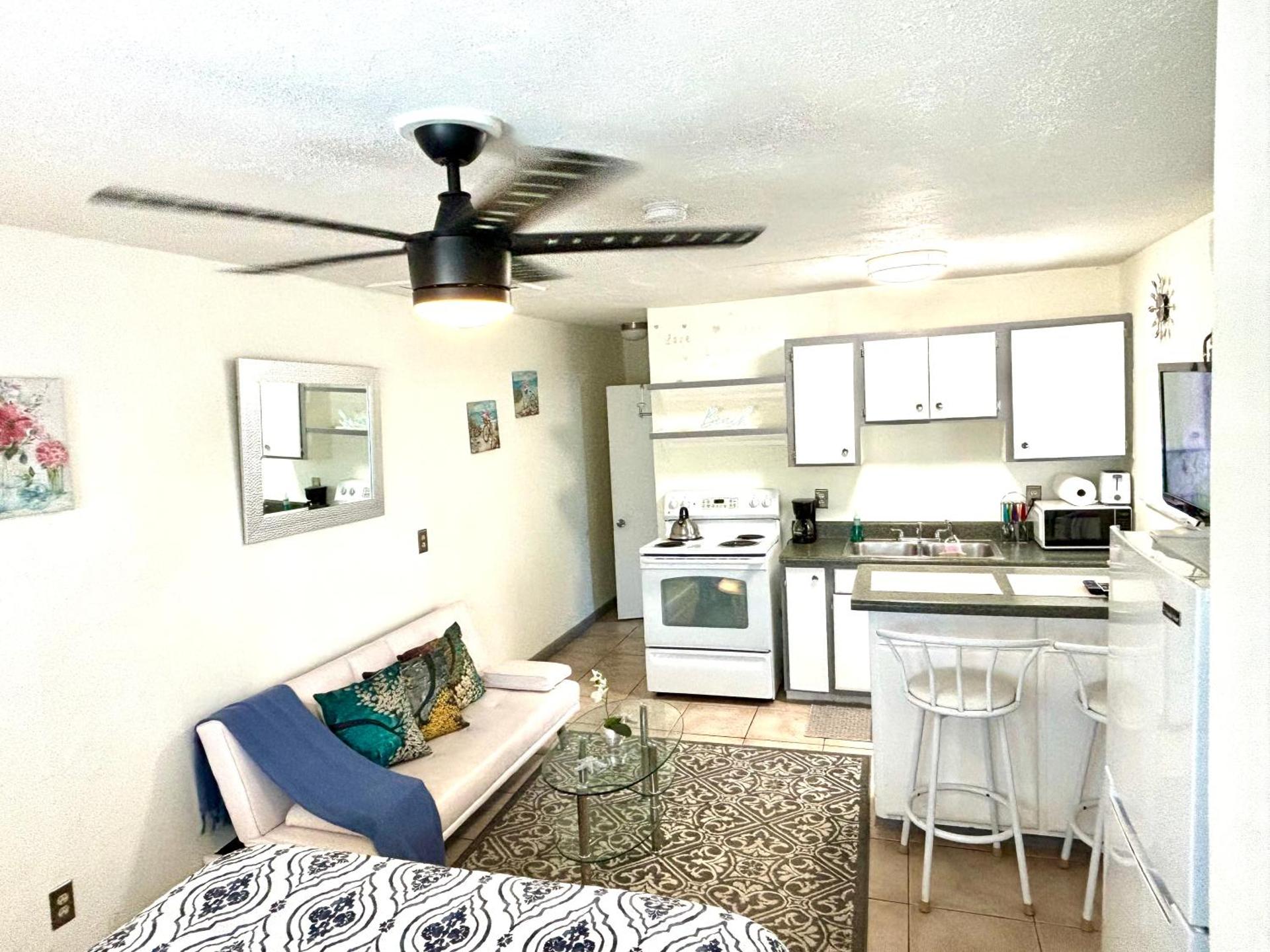 (B) Casa Azul. Minutes from the Beach & Mall