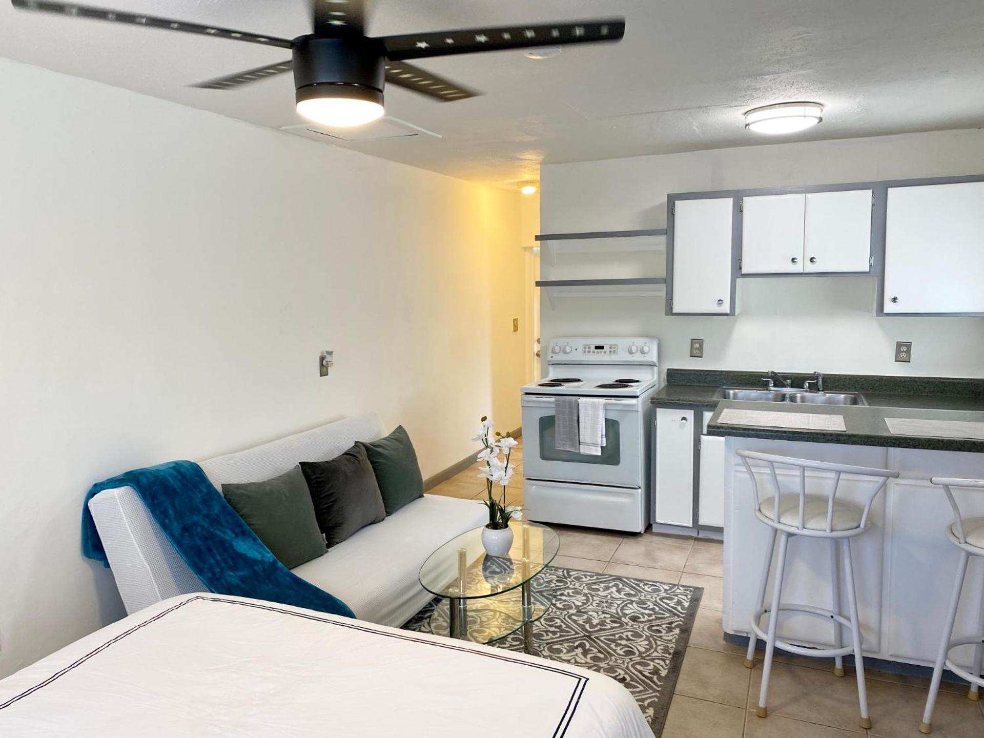 (B) Casa Azul. Minutes from the Beach & Mall